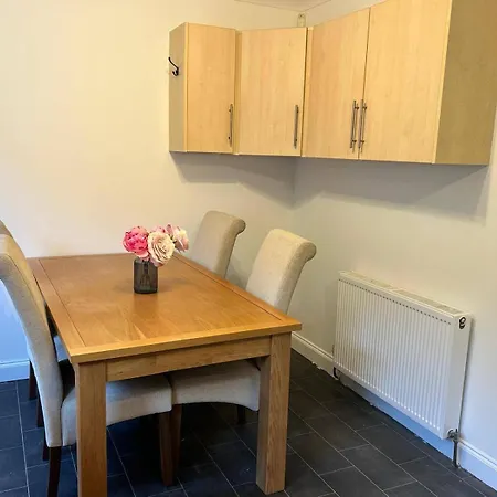 Cosy 3-bed Retreat - Garden Parking & Bbq Holiday home Birmingham
