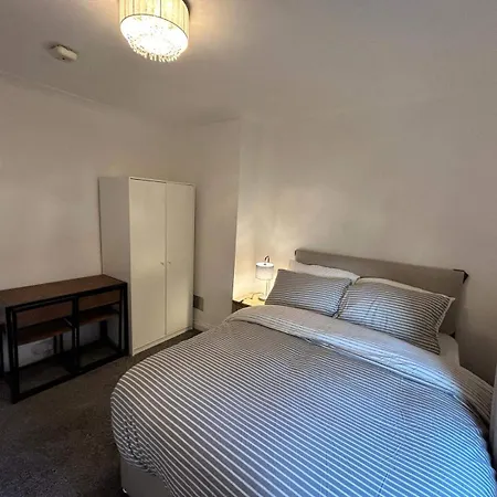 Holiday home Cosy 3-bed Retreat - Garden Parking & Bbq