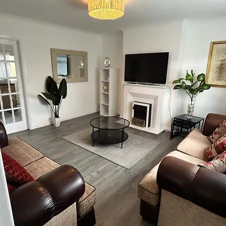 Cosy 3-bed Retreat - Garden Parking & Bbq * Birmingham