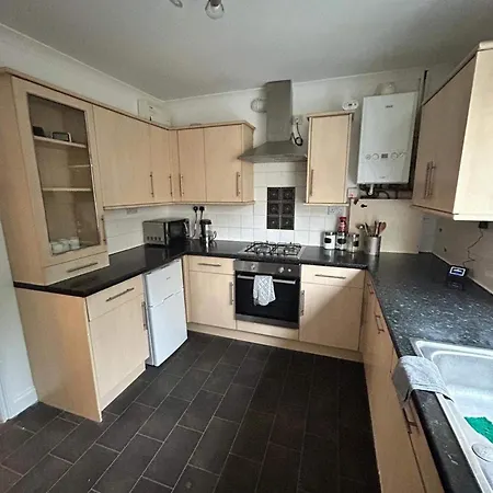 Cosy 3-bed Retreat - Garden Parking & Bbq *